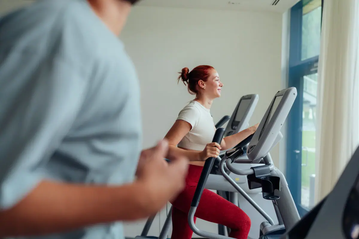 Cardiotraining Frau auf einem Laufband beim Training