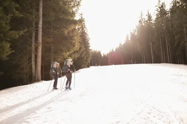Eine Gruppe von Menschen beim Wandern im Schnee.