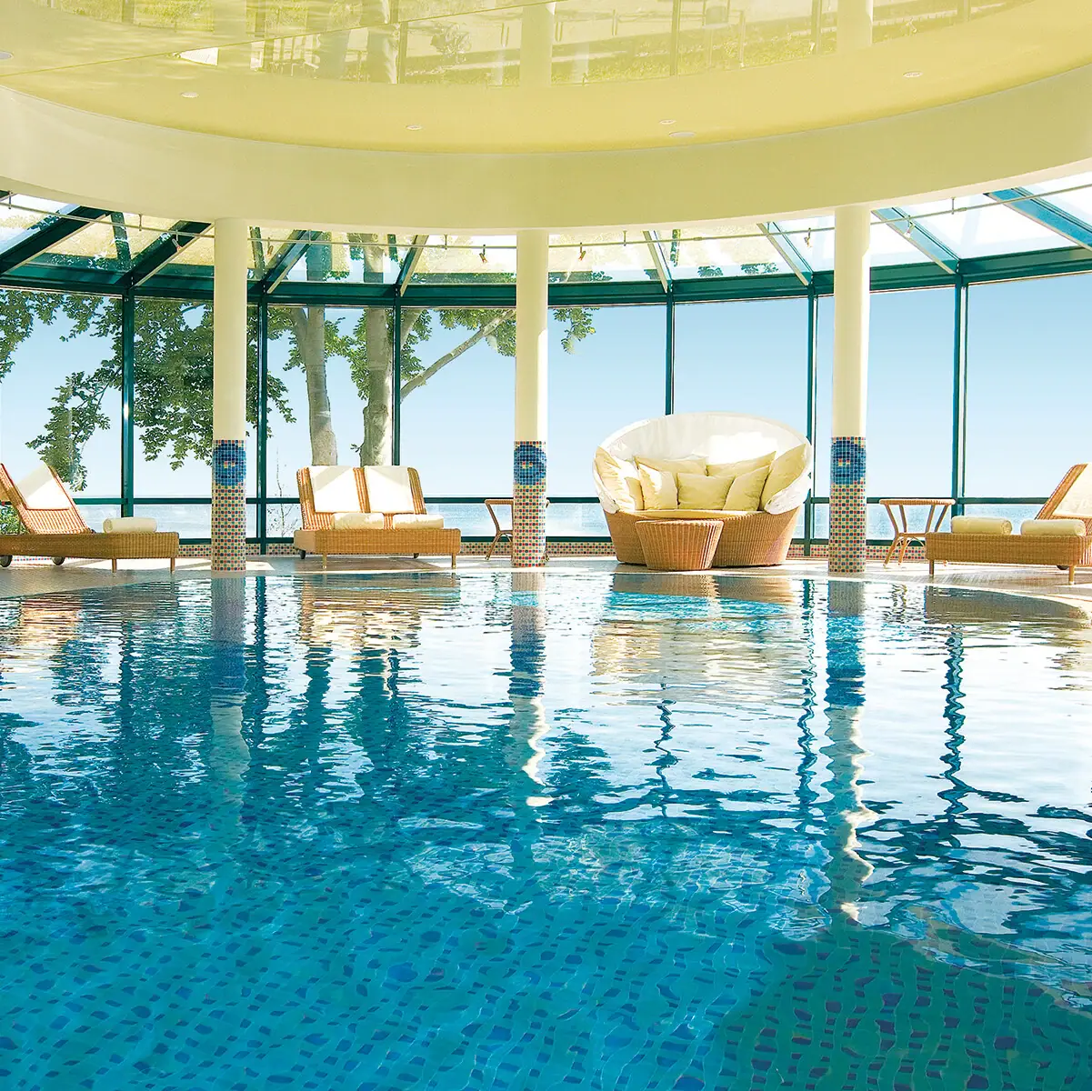 Ein Hallenbad mit Stühlen und großer Decke.