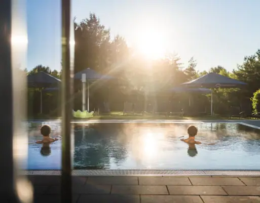 Menschen in einem Pool im Freien