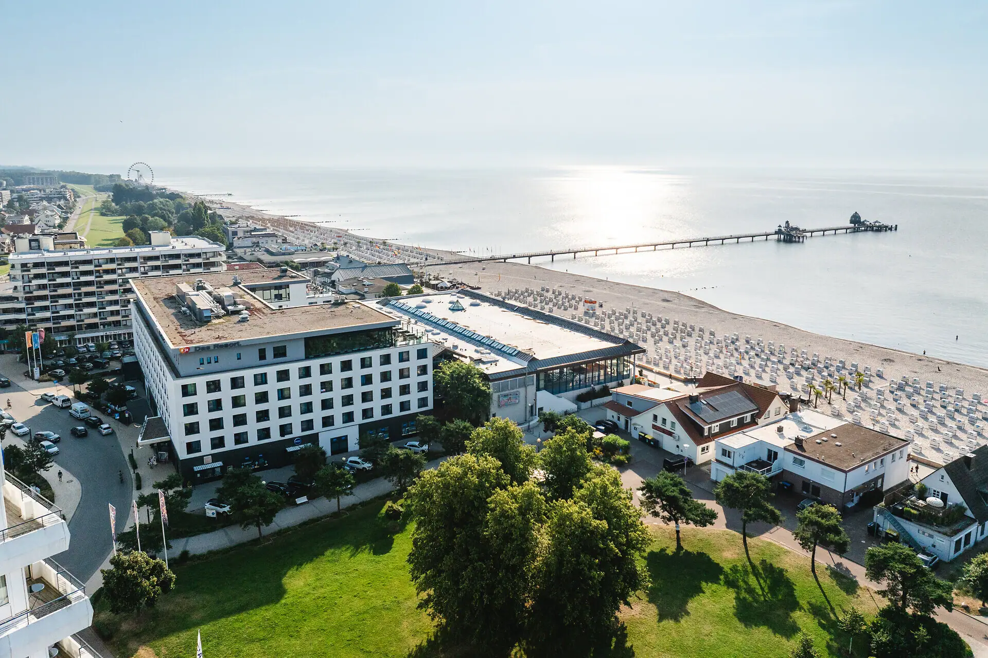 Ein Gebäude neben einem Gewässer.