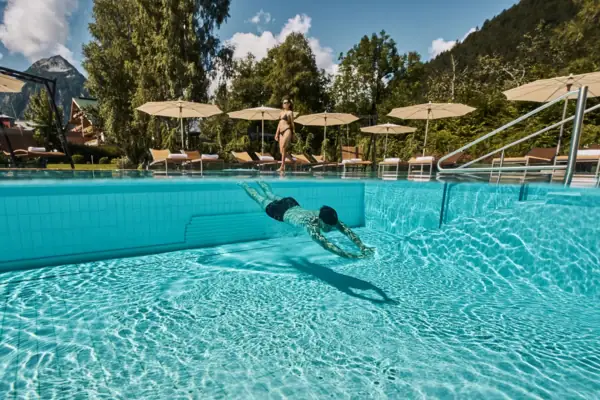 Ein Mann schwimmt in einem Pool.