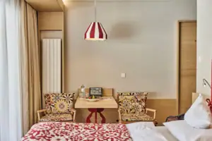 Ein Raum mit einem Tisch und Stühlen.