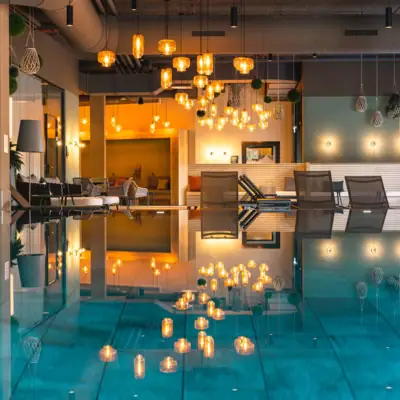 Ein Pool mit schwimmenden Kerzen.