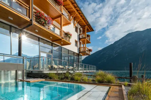 Ein Swimmingpool neben einem Gebäude unter klarem Himmel.