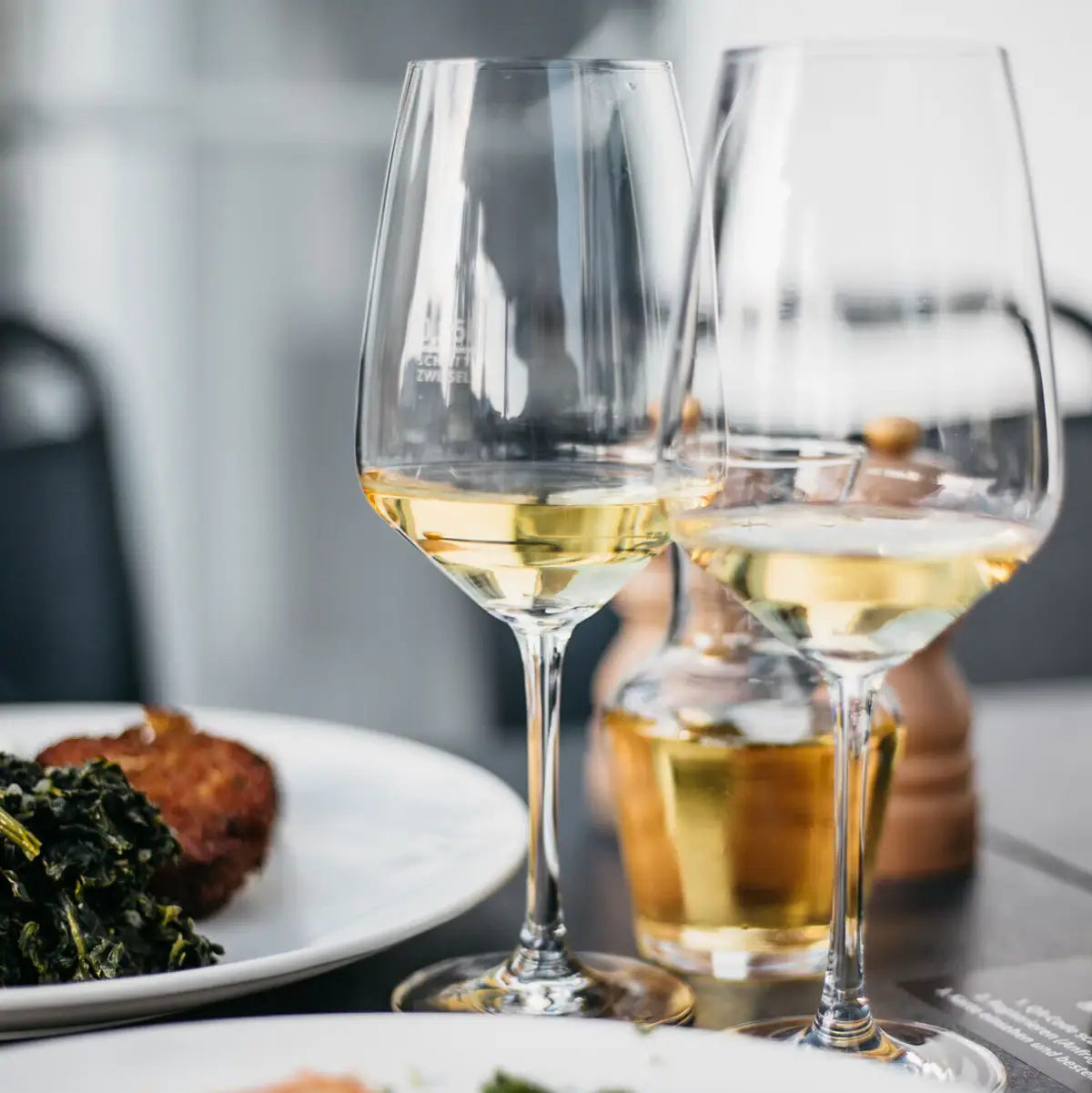 Wein  Eine Gruppe von Weingläsern auf einem Tisch.