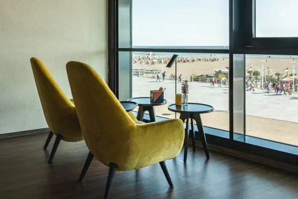 aja Bar Ein Raum mit gelben Stühlen und einem Tisch.