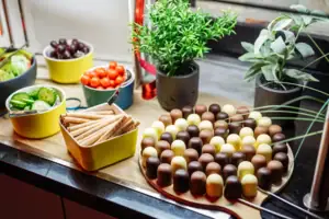 Ein Tisch mit verschiedenen Lebensmitteln.