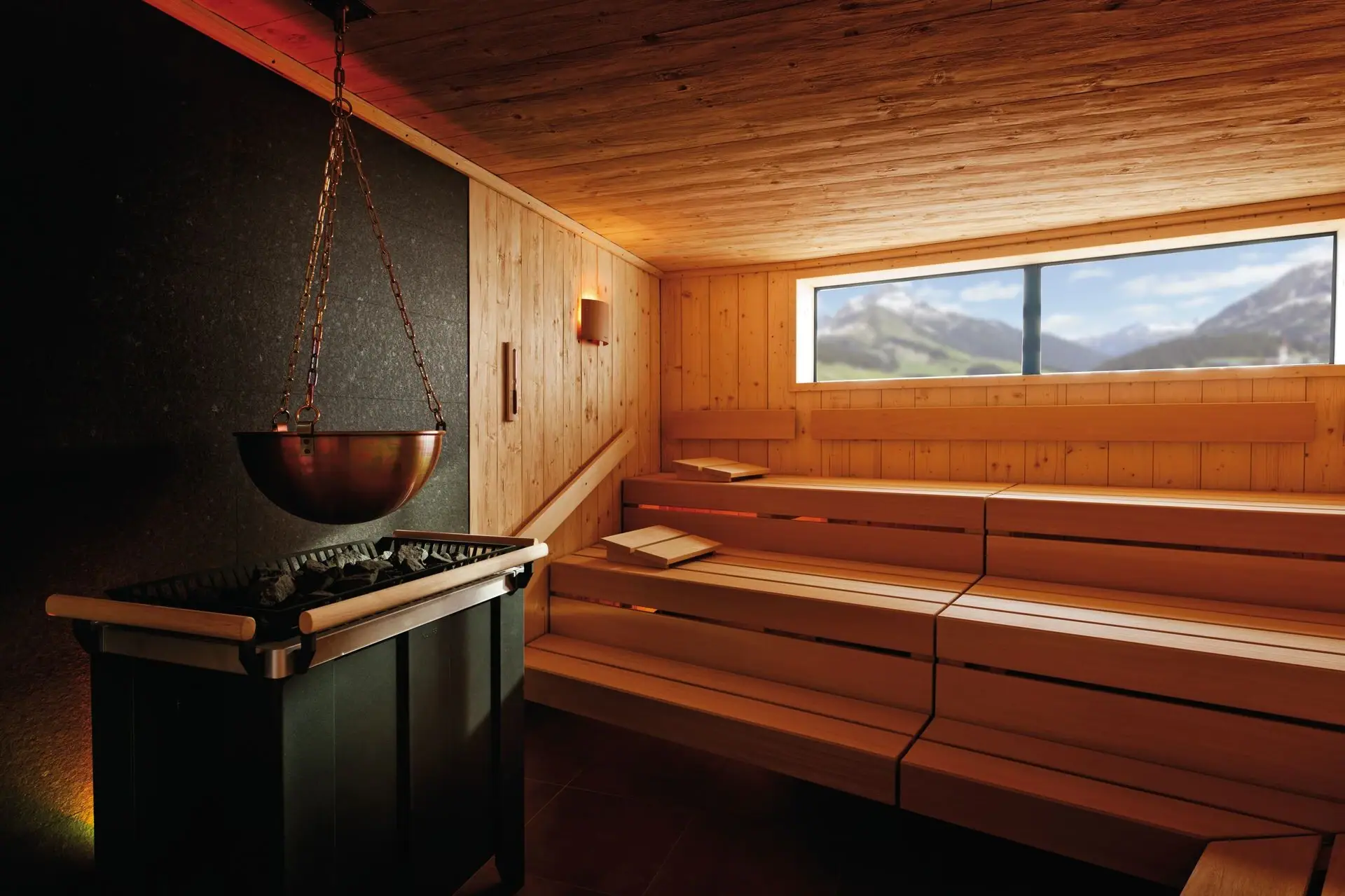 Sauna mit großer Schale über einem heißen Becken