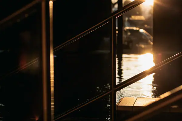 Metallgeländer mit durchscheinendem Licht bei Nacht.