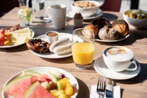 Ein Tisch mit Tellern voller Essen und Getränken.