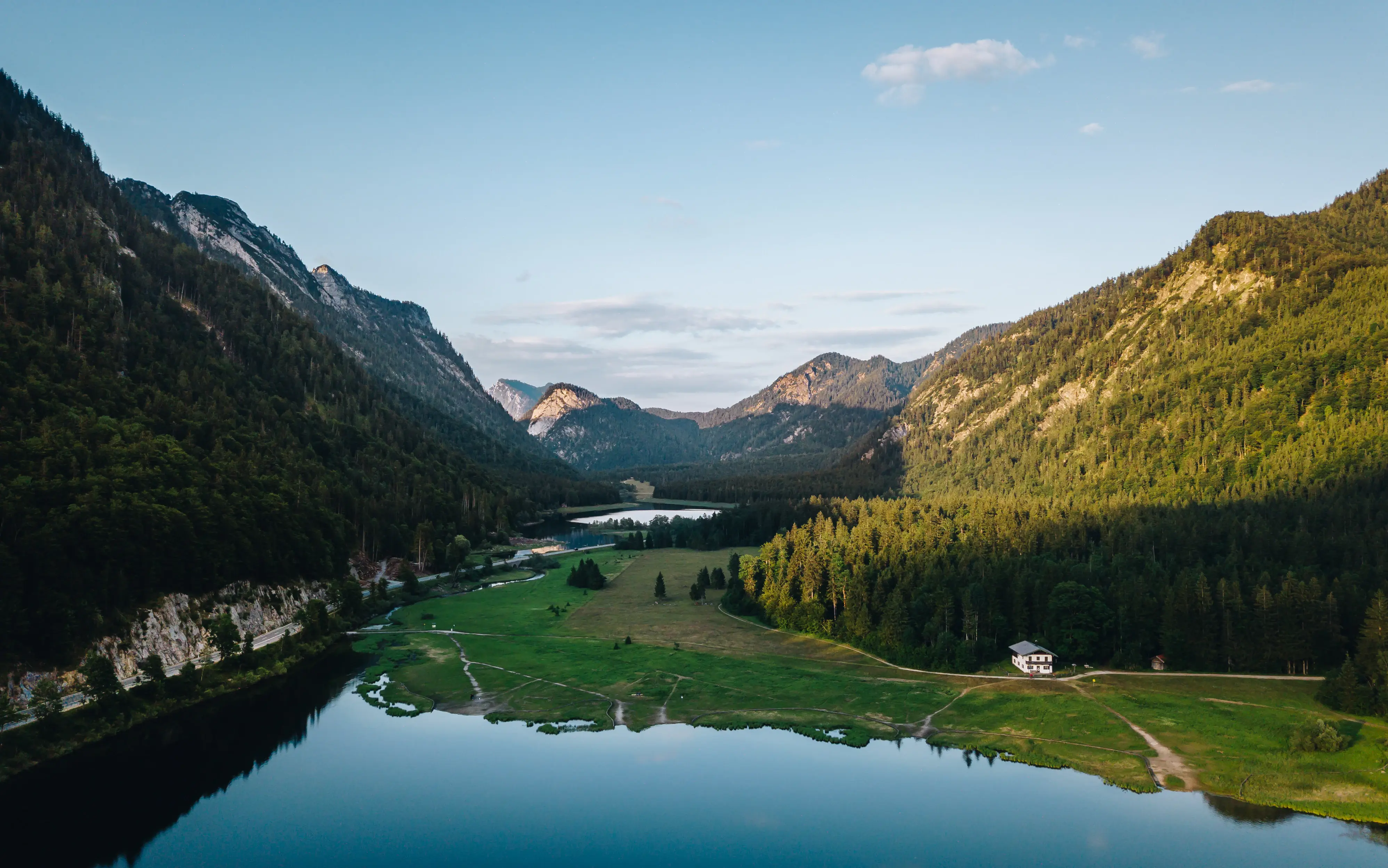 Lago con montagne a Ruhpolding