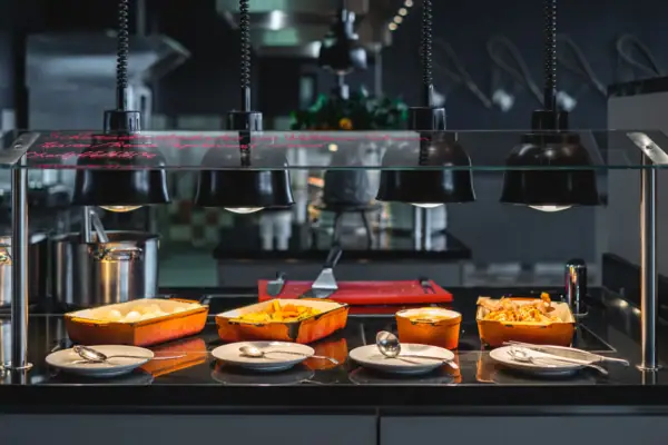 Eine Buffetstation mit gusseisernen Pfannen gefüllt mit Essen.