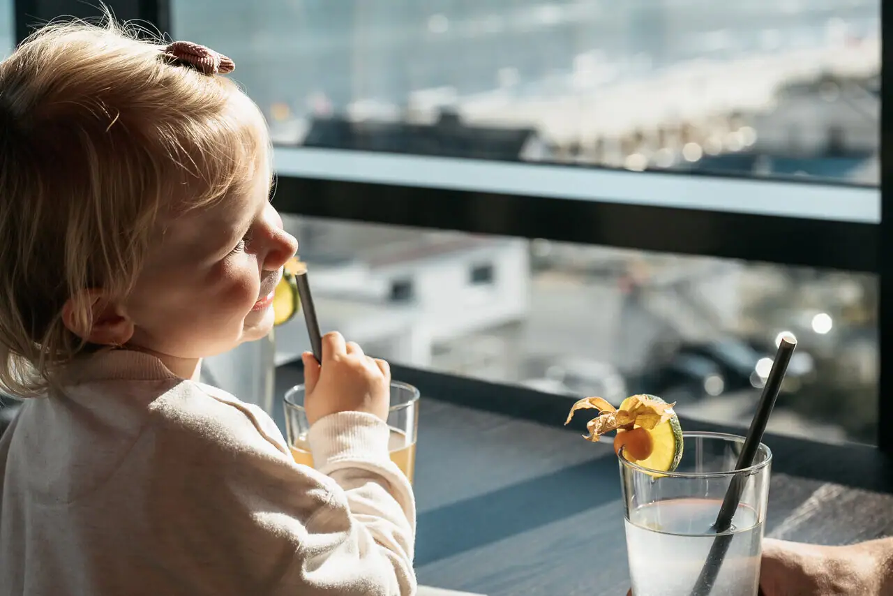 Ein Kind trinkt aus Strohhalmen.