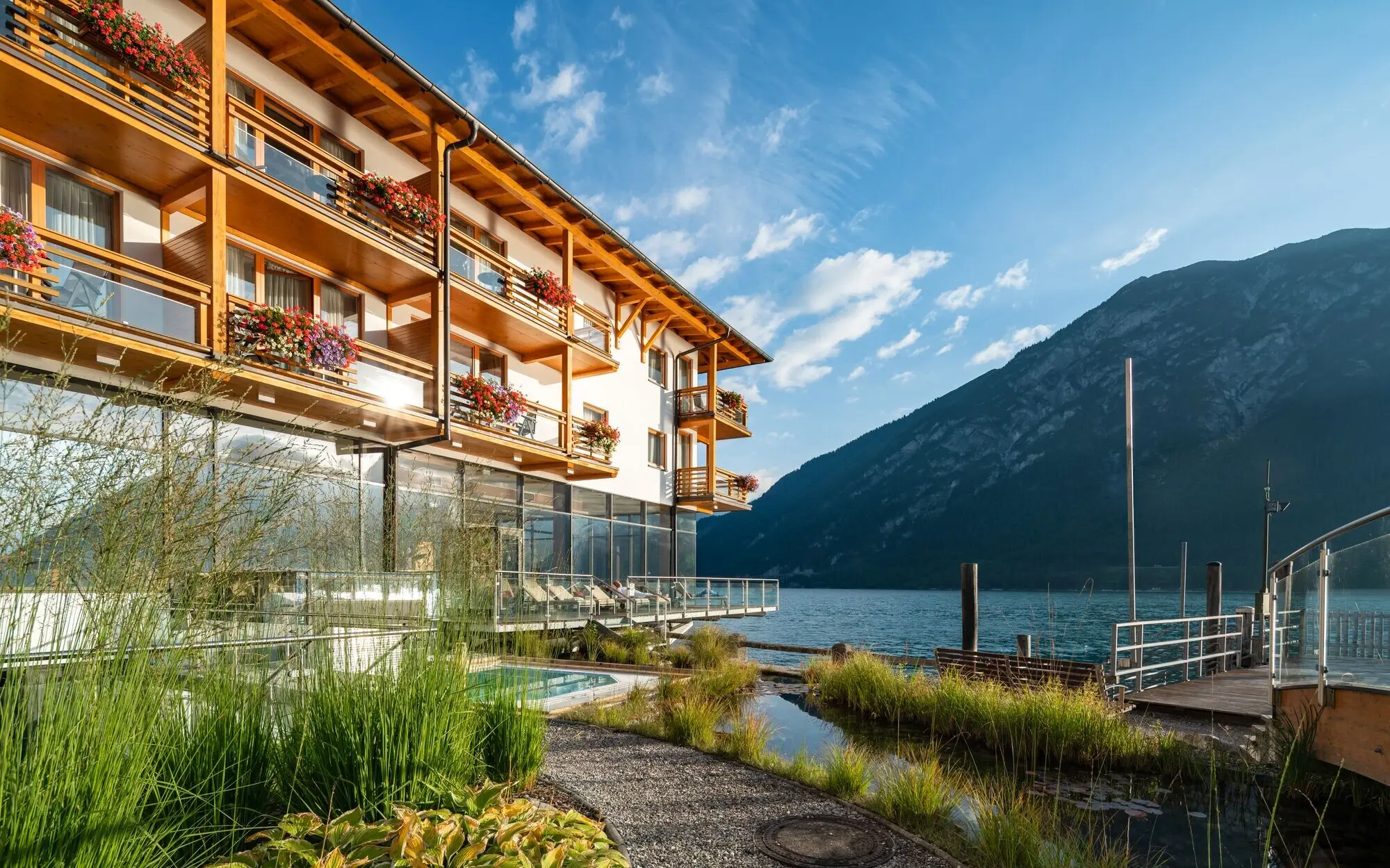 Achensee Der Blick vom Hotel auf den Achensee mit Bergblick.