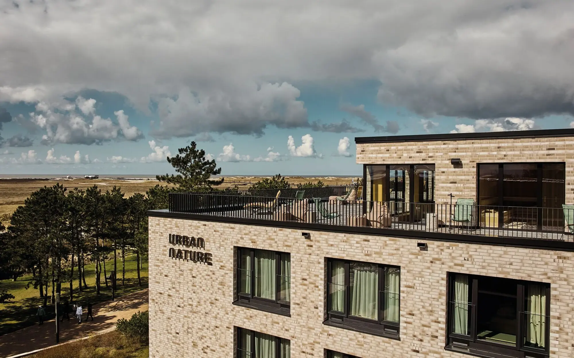 Ein Gebäude mit einer Dachterrasse mit Blick auf einen Strand.