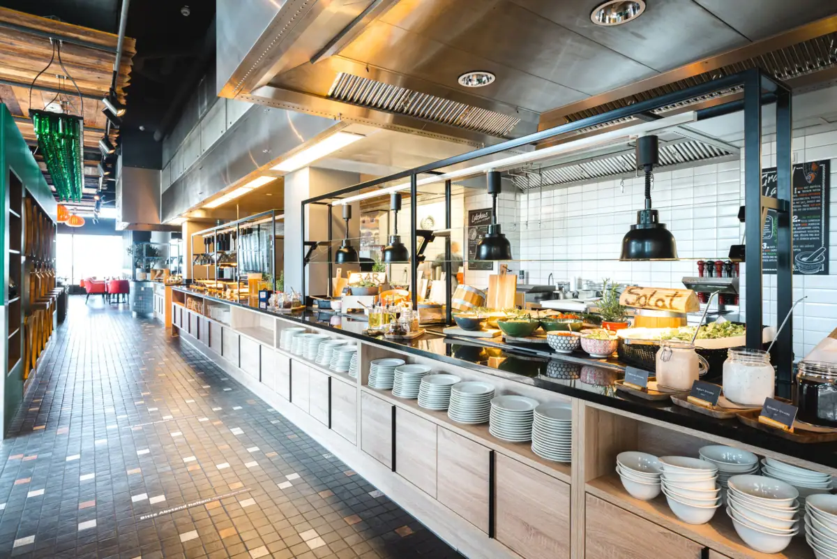 Abendessen im aja Warnemünde Buffet mit Tellern und Schüsseln auf einer Arbeitsplatte.