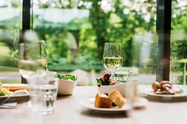 Gastronomie Ein Tisch mit verschiedenen Speisen und Weingläsern.