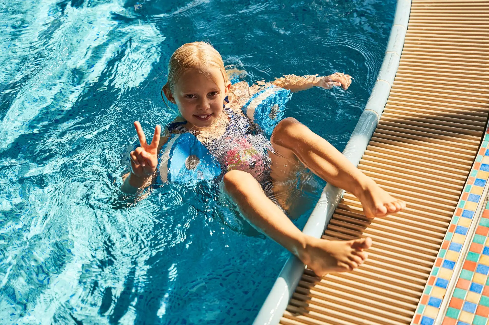 Mädchen in einem Schwimmbecken.