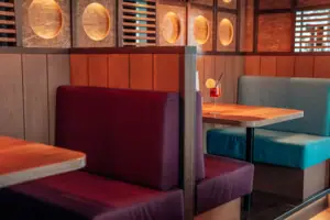 Ein Tisch und Stühle in einem Restaurant.