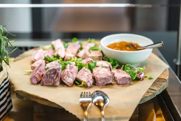 Essen auf einem Teller mit einer Schüssel Sauce