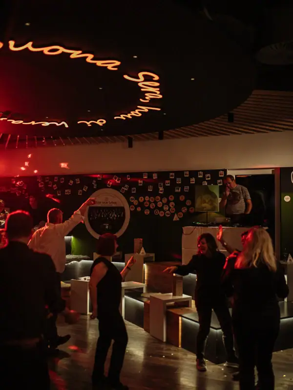 Eine Gruppe von Menschen tanzt in einem Raum.