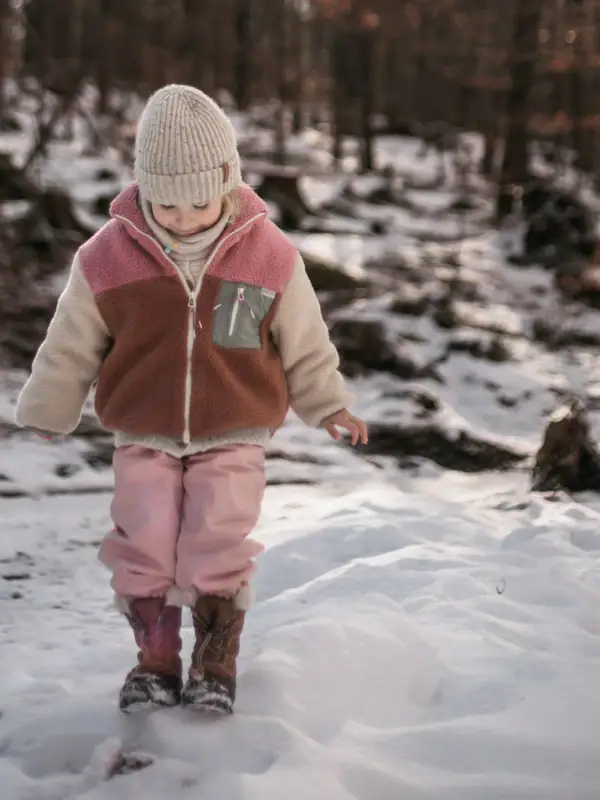 Ein Kind läuft im Schnee.