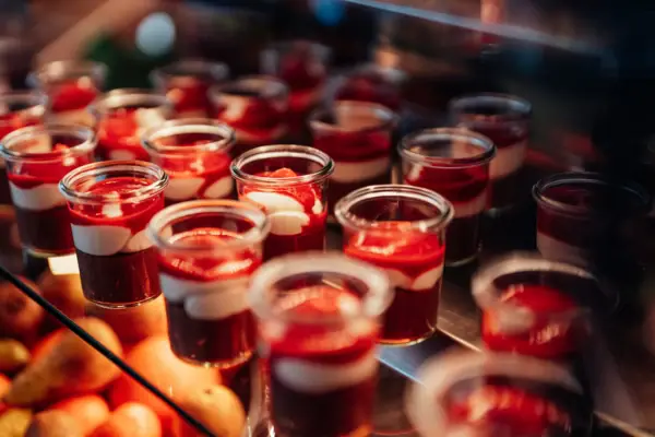 Eine Gruppe von Dessertgläsern.