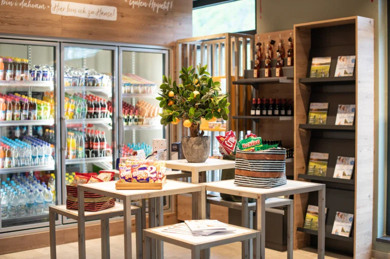 aja_RUH_JanSchmiedel_Lobby_Shop_2