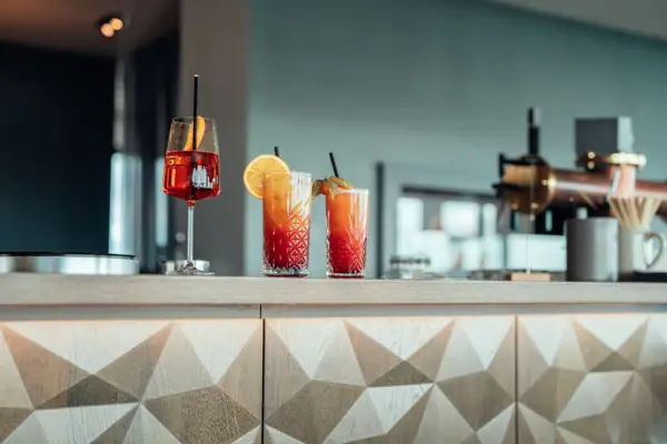 Eine Gruppe von Getränken auf einem Tresen.