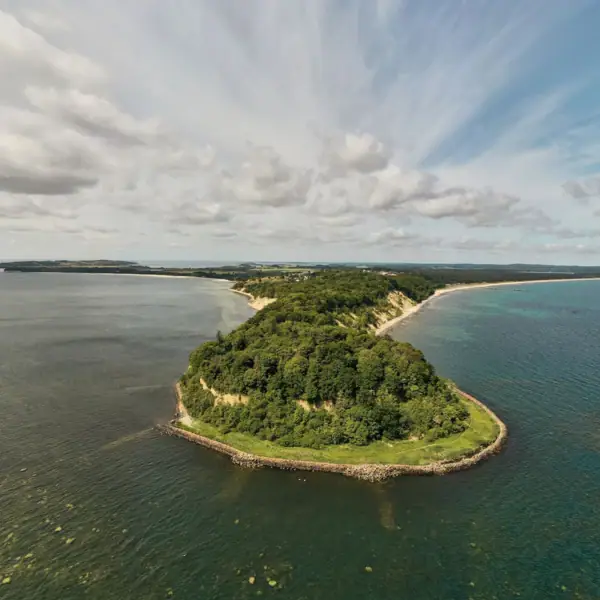 Eine Insel, umgeben von Wasser.