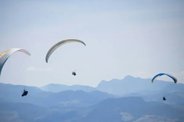 Paraglider Eine Gruppe von Menschen beim Paragleiten am Himmel.