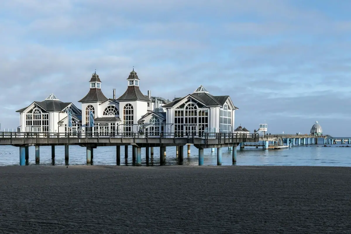 Ein Gebäude auf einem Dock am Wasser.