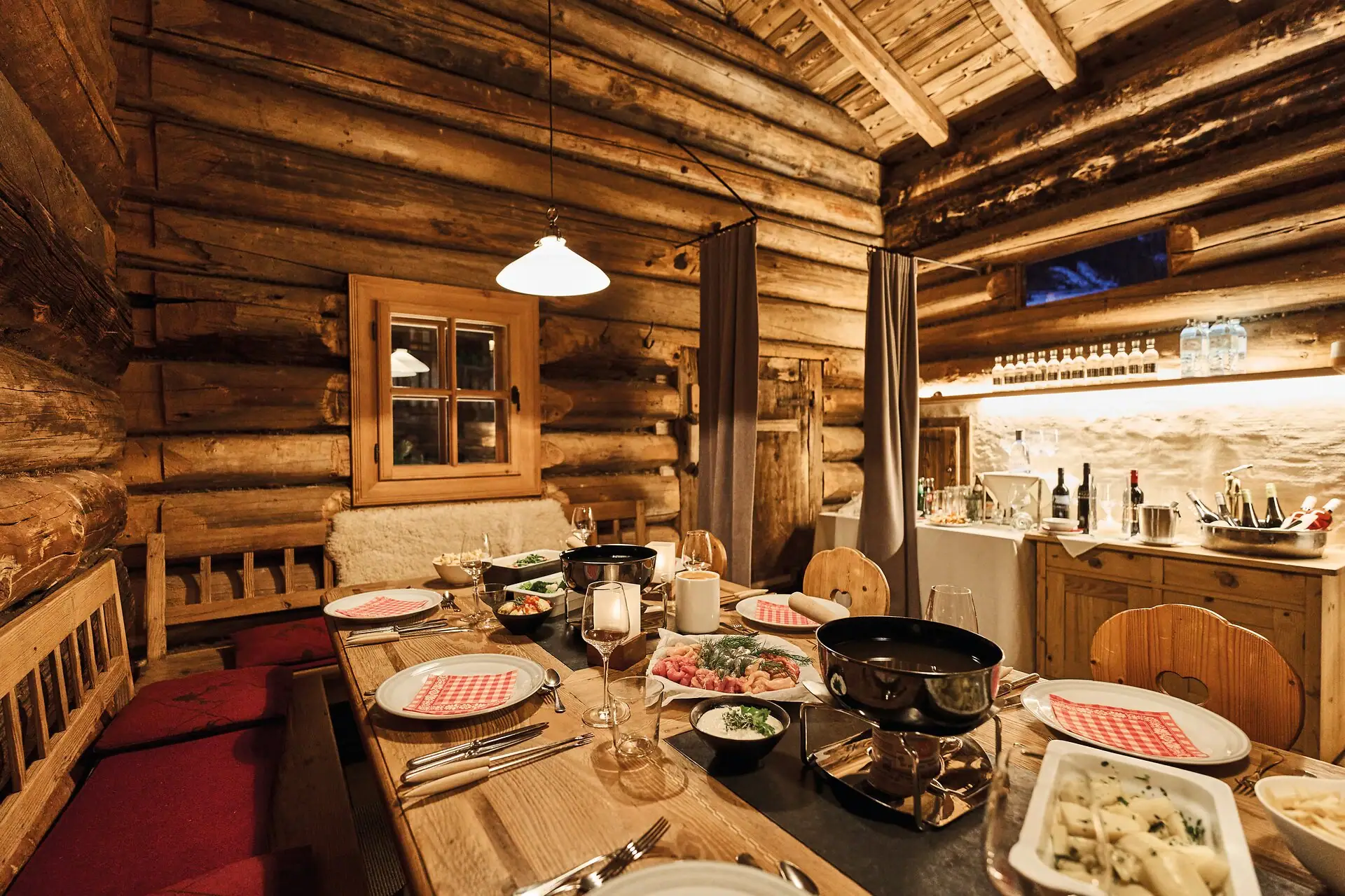 Moosmühle Ein Tisch mit Essen in einer Blockhütte.