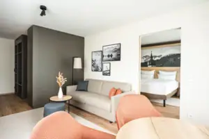 Suite Bergblick Ein Zimmer mit einem Sofa und einem Bett.