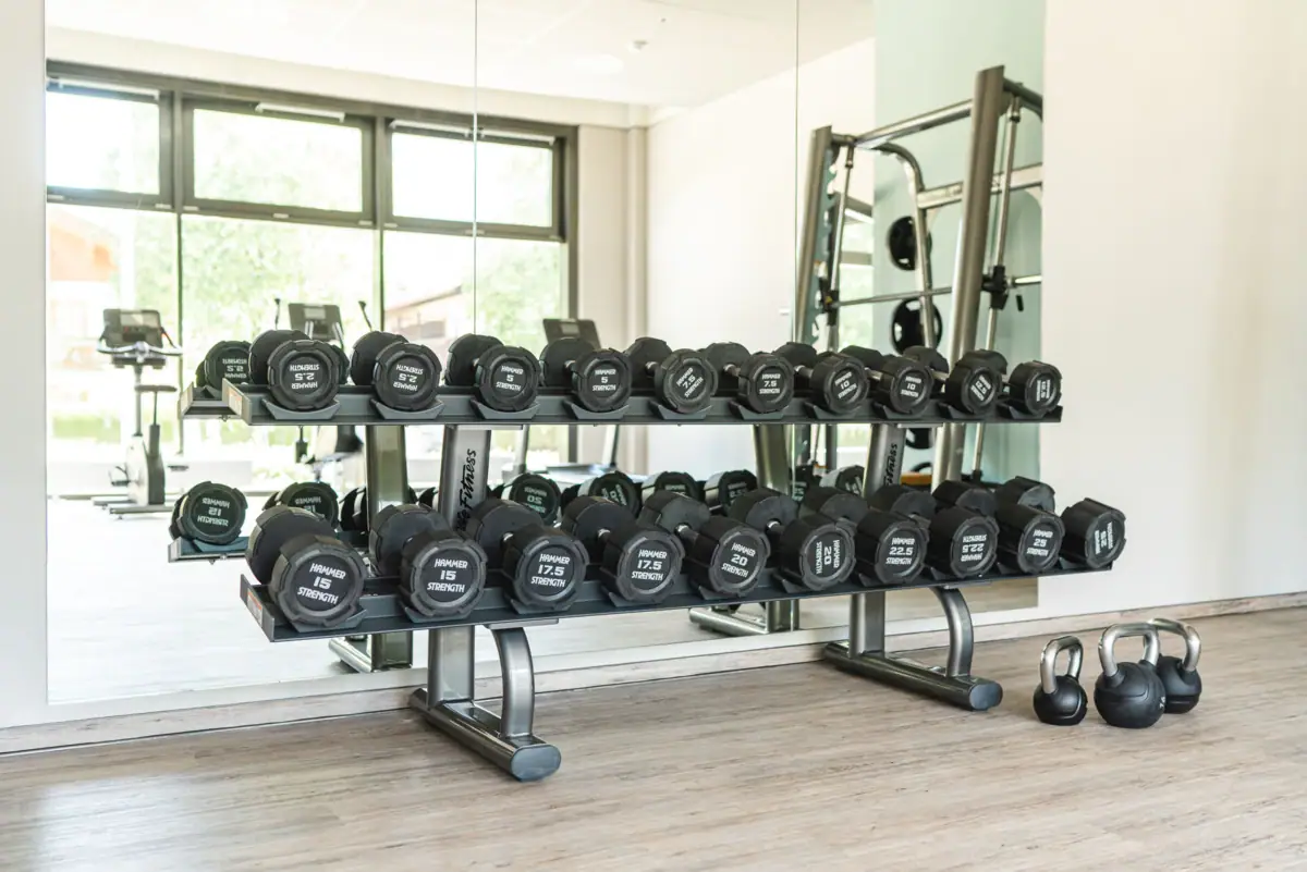 Ein Regal mit Gewichten in einem Fitnessstudio.