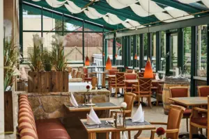 Ein Restaurant mit Tischen und Stühlen.