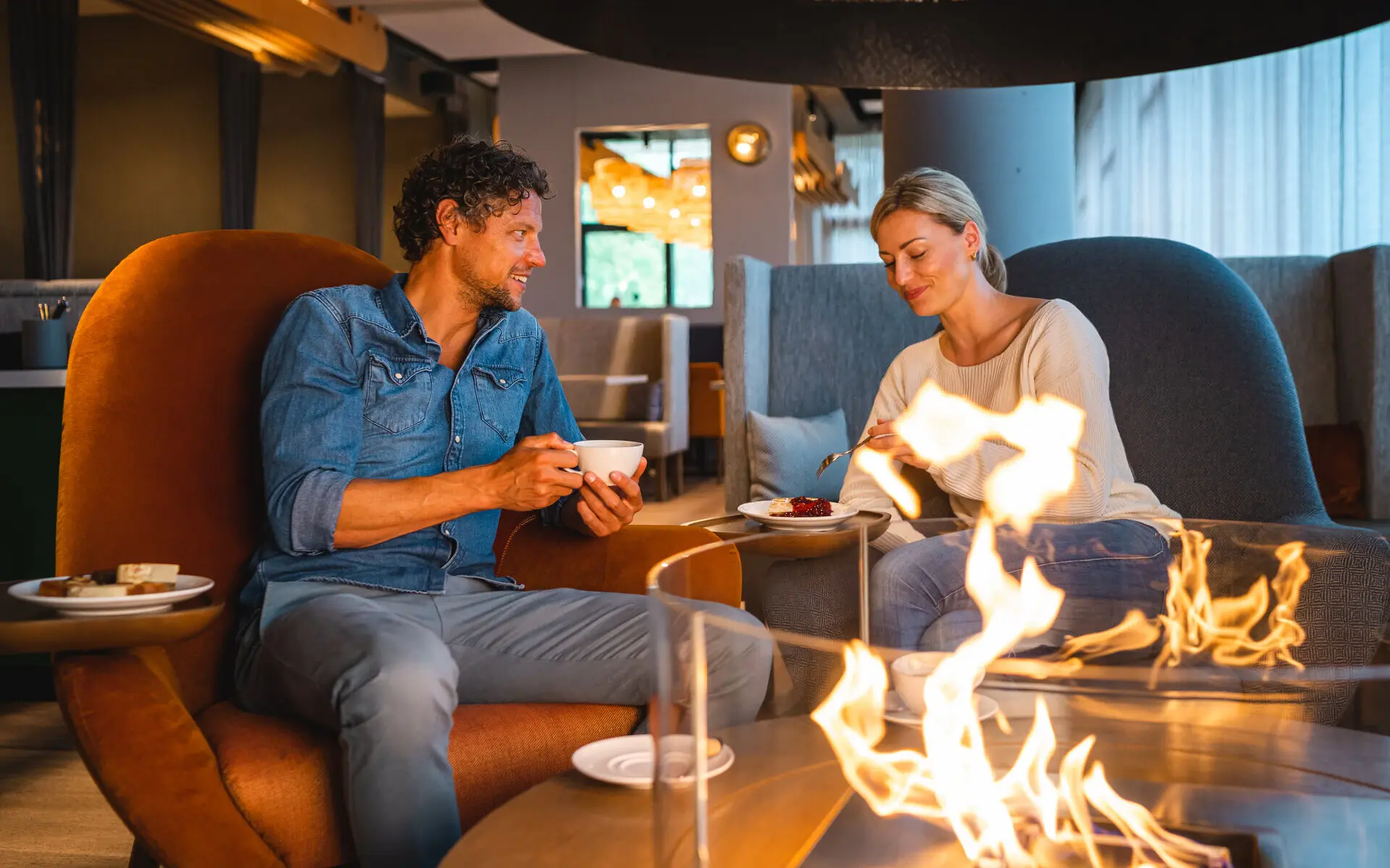 Ein Mann und eine Frau sitzen auf einem Stuhl und essen.