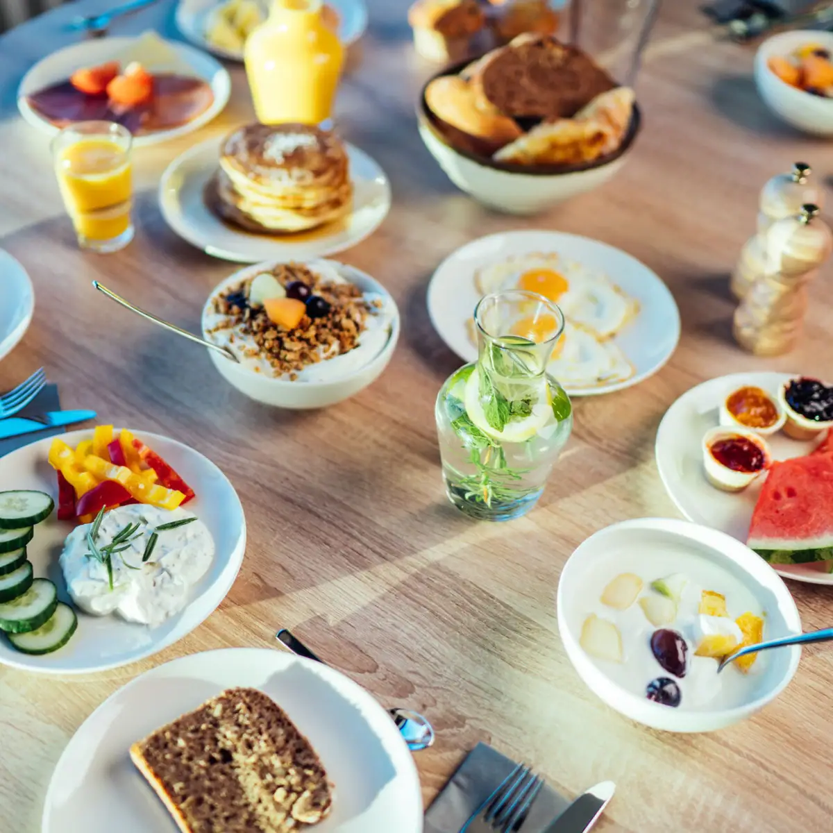 Ein Tisch mit Tellern voller Speisen und Getränken.
