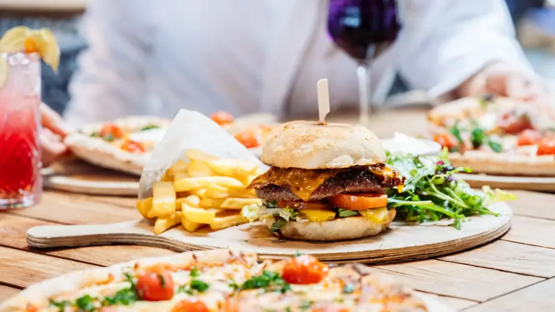 Burger Burger und Pommes auf einem Teller