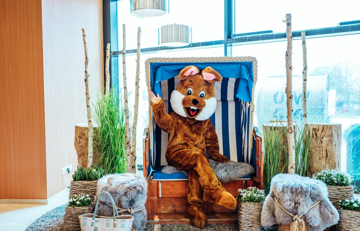 Eine Person in einem Kleidungsstück sitzt auf einem Stuhl.