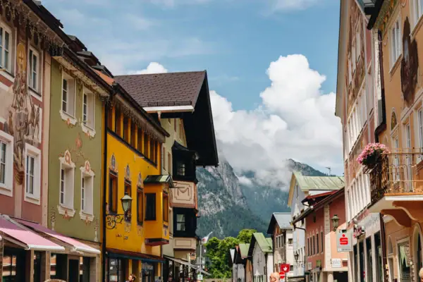 Garmisch-Partenkirchen Straße mit Gebäuden und Bergen im Hintergrund.