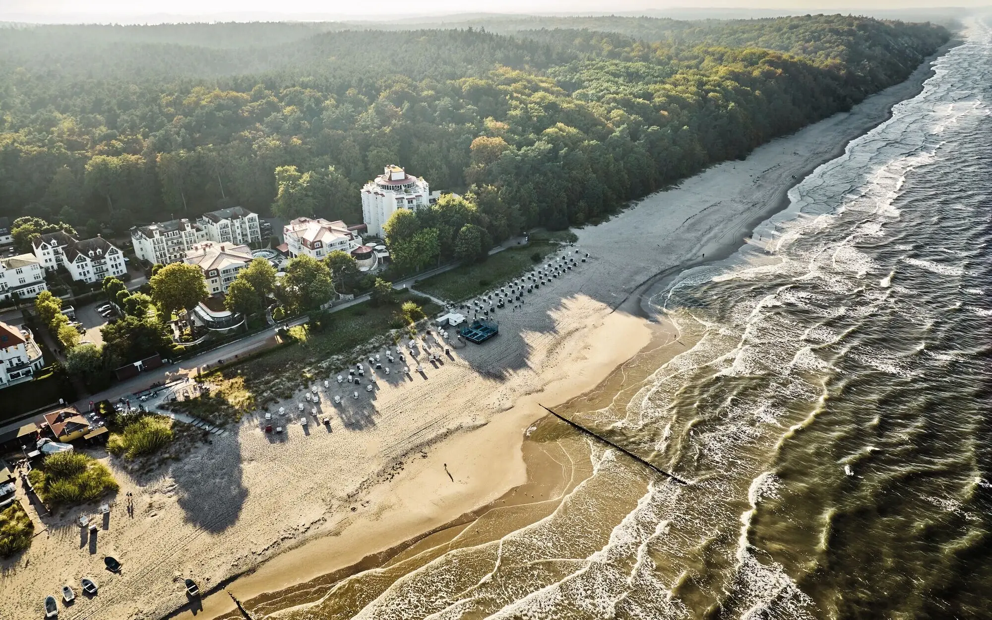 Strand in Bansin Die Ostsee in Bansin aus der Vogelperspektive mit einem Strand und Bäumen.