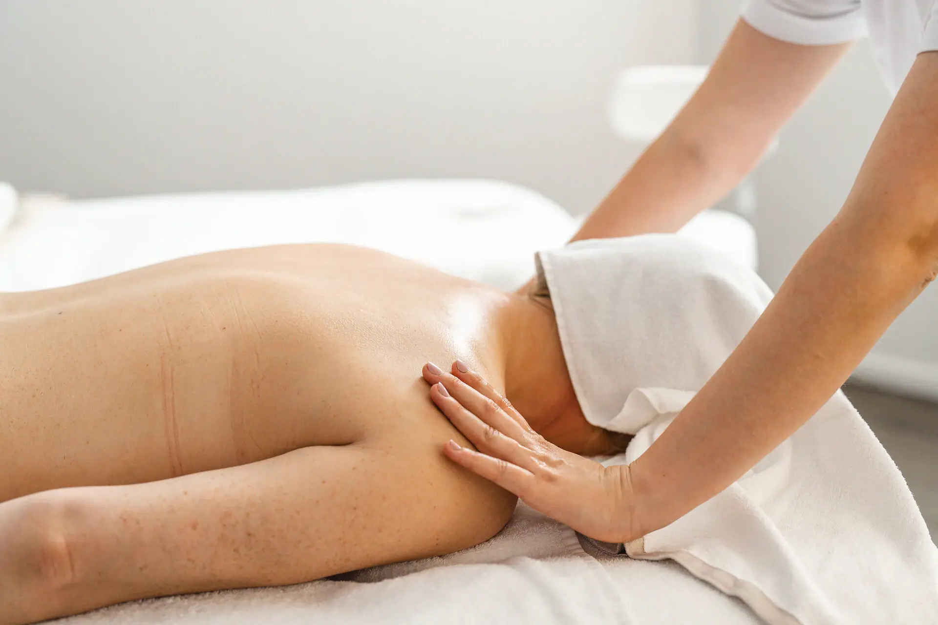 Eine Person erhält eine Rückenmassage.