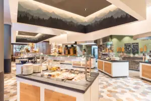 Buffett-Restaurant Buffet mit verschiedenen Speisen in einem Restaurant.