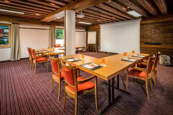 Ein Raum mit einem Tisch und Stühlen.