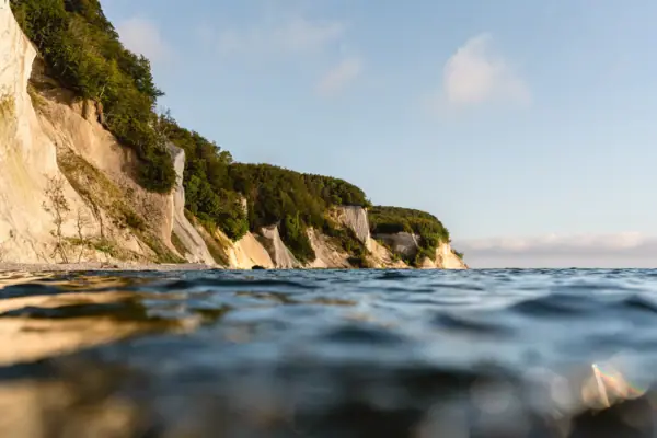 Klippe mit Bäumen am Wasser im Freien