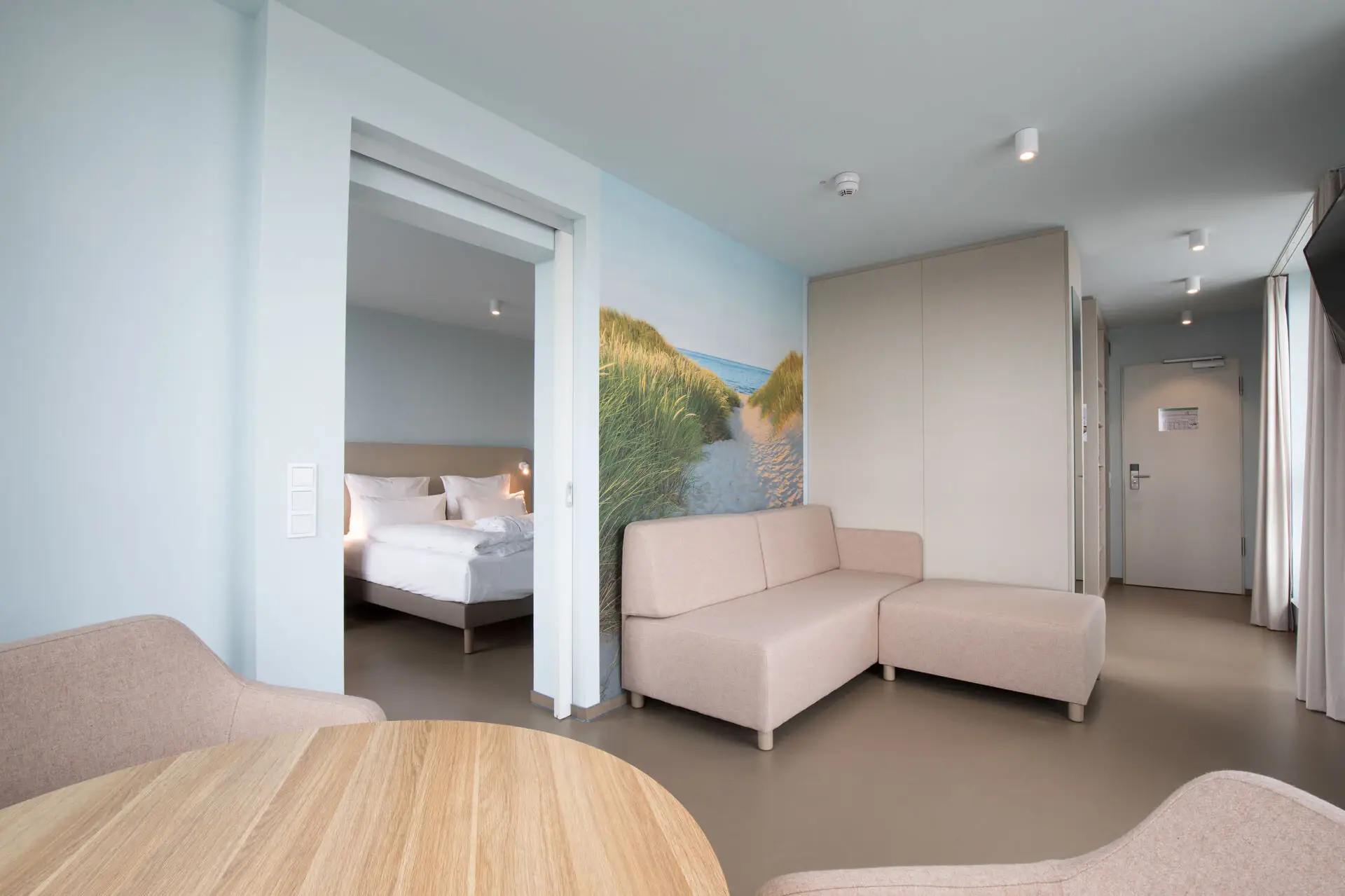 Suite im aja Travemünde Ein Zimmer mit einer Couch und einem Bett.