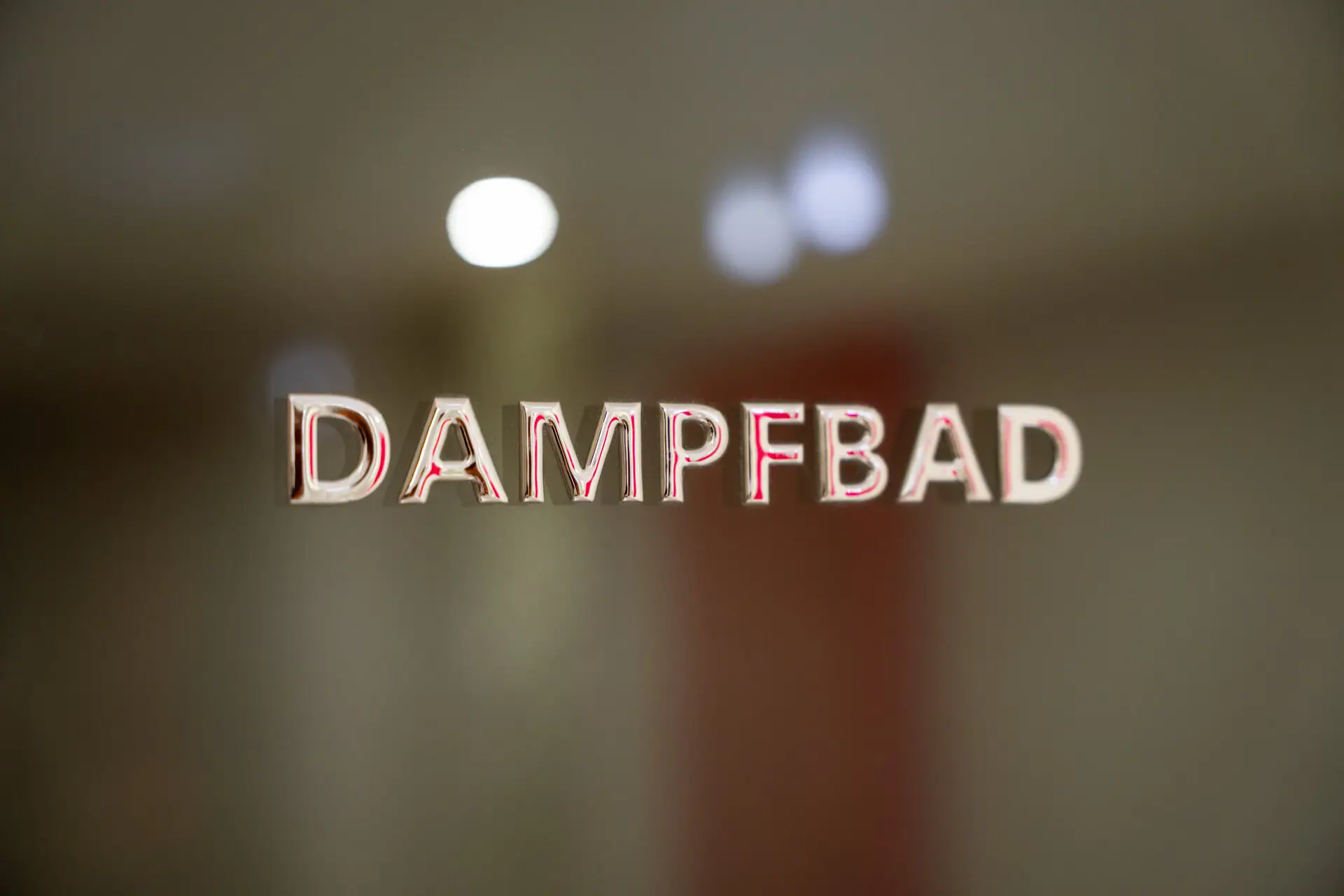 Dampfbad  Nahaufnahme eines Schildes mit gut lesbarer Schrift.