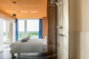 Dusche in einem Raum mit moderner Inneneinrichtung.